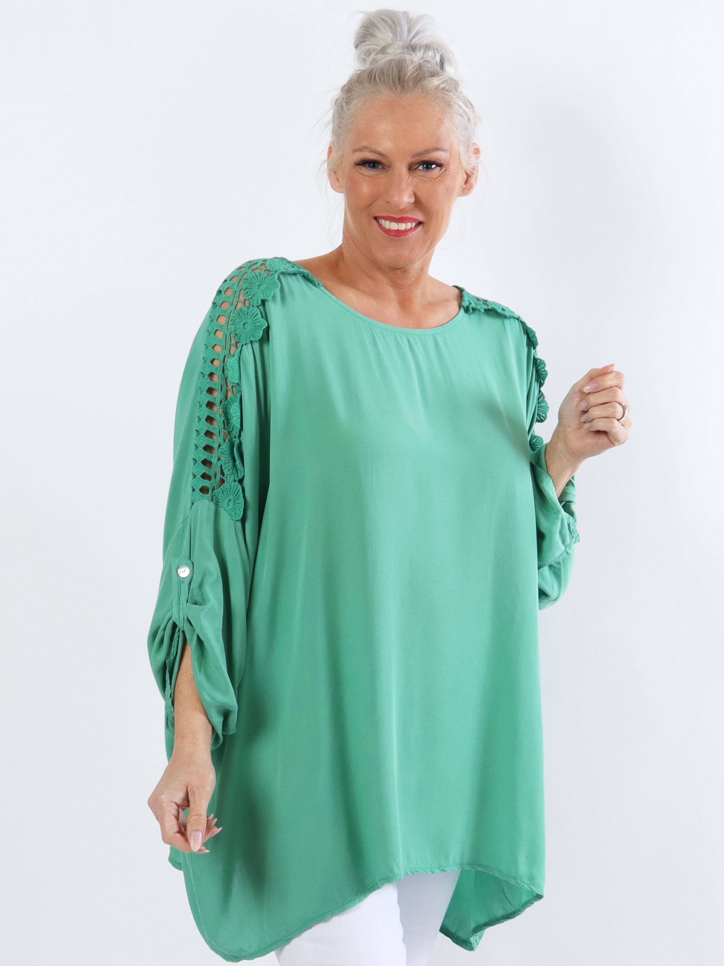 Flora - Söt plusblus i viskos med broderi på ärmarna - Orange